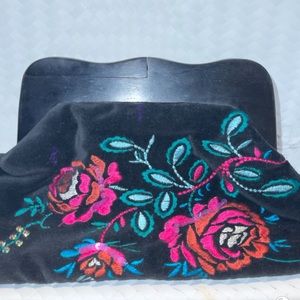 Black velvet w embroidered flowers clutch wood